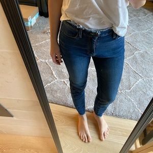 Stretchy jeans with frayed edges